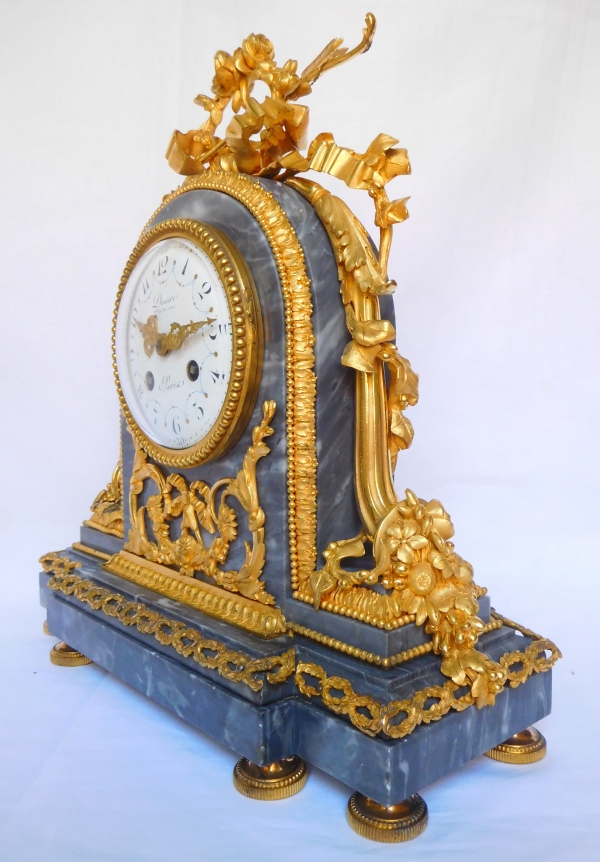 Denière à Paris : pendule en bronze ciselé & doré et marbre bleu Turquin, style Louis XVI, XIXe siècle